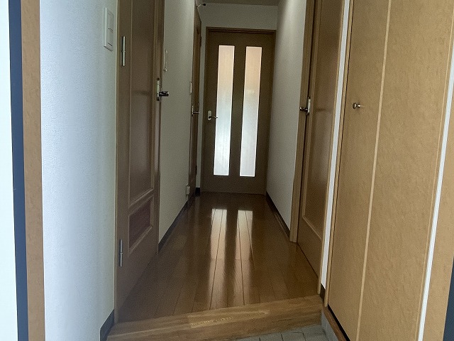 玄関　玄関収納もご用意してる玄関と廊下スペースになります。