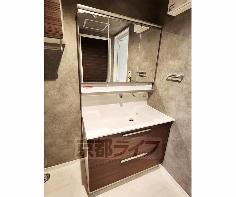 洗面設備　鏡裏収納つき