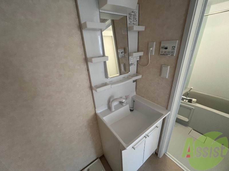 洗面設備　洗面は収納もあるので身支度にとても便利です