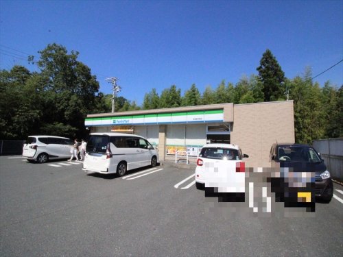 コンビニ　ファミリーマート 新城東沖野店（コンビニ）まで334m