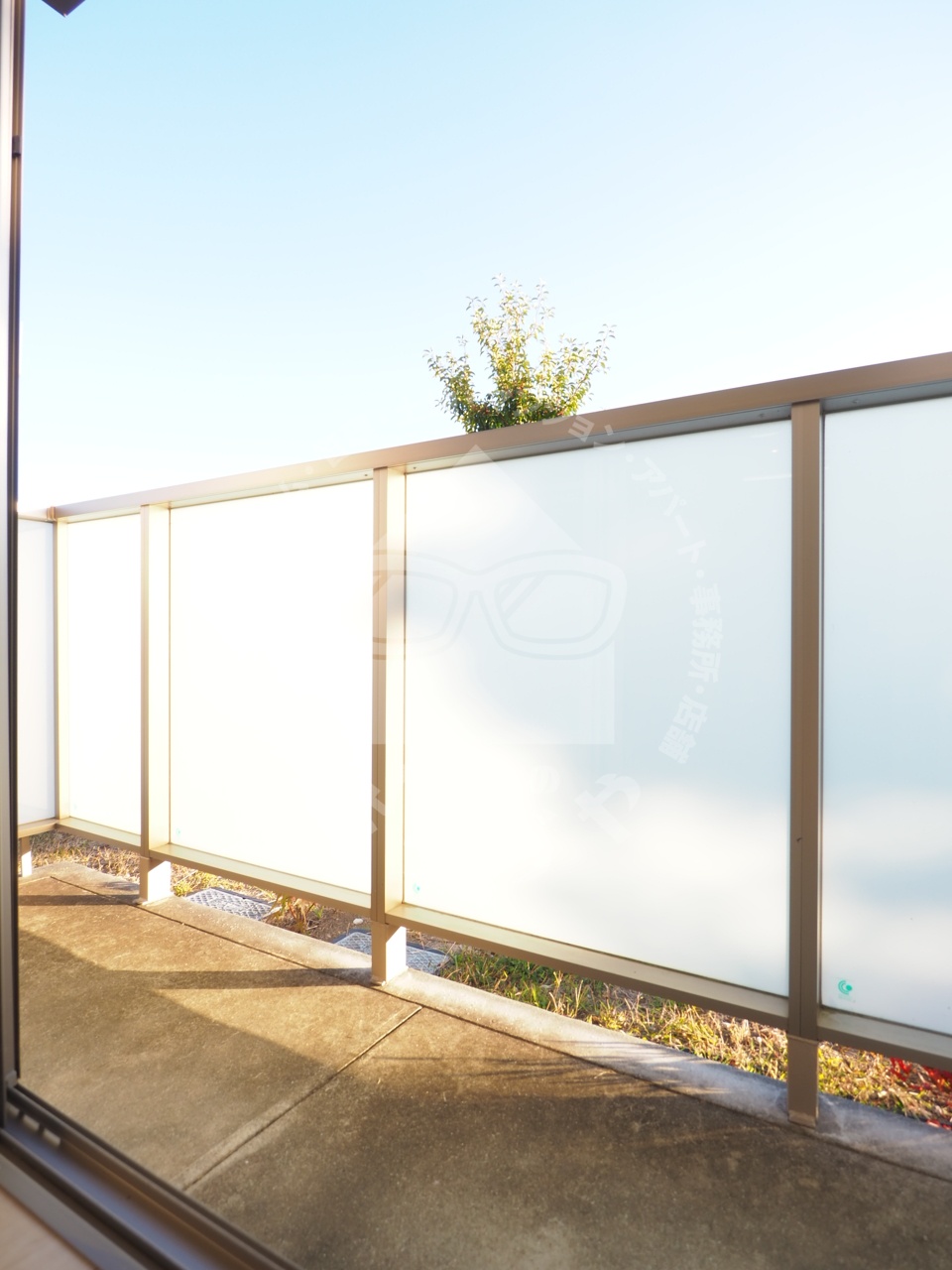 バルコニー　梅雨時期や雨の日も安心の室内物干しバーが設置されています