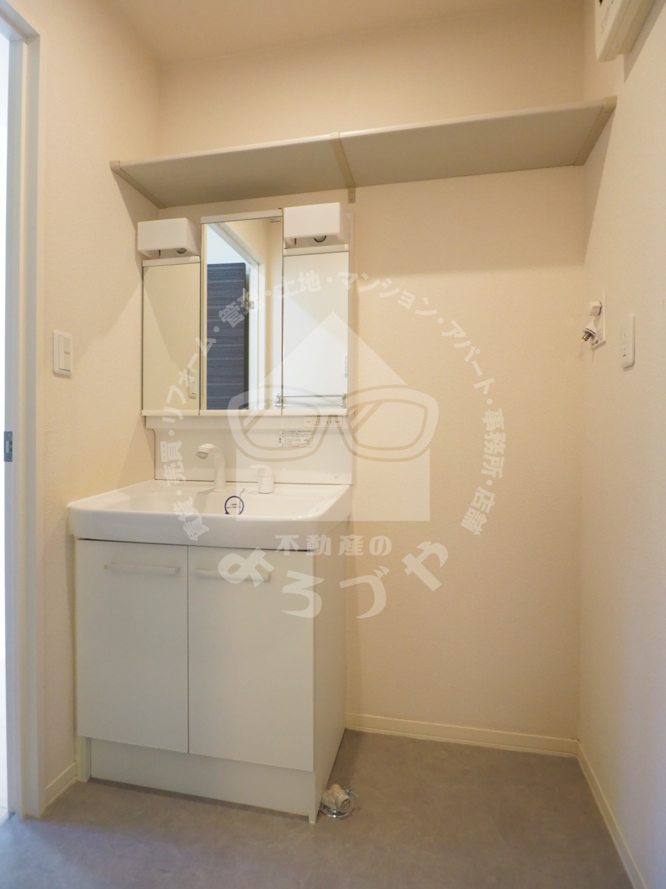 洗面設備　ハンドシャワー付きの洗面台は何かと便利な設備です