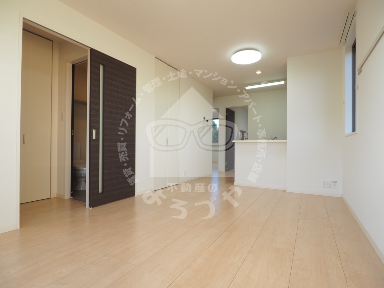 建物外観　スッキリしたリビングスペースで空間が広く感じます