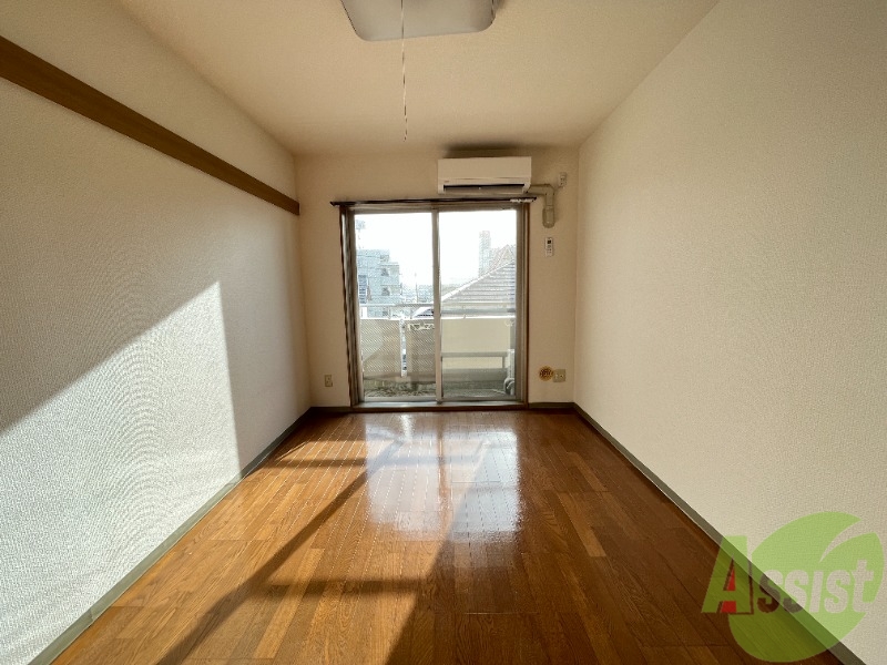 居室・リビング　清潔感のある広々としたお部屋です。