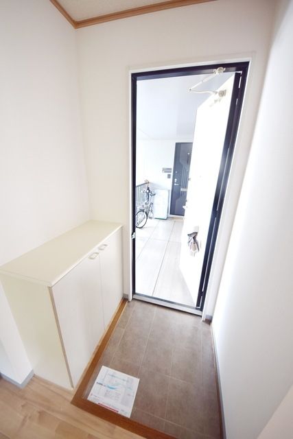 玄関　★開放的な玄関スペースです★