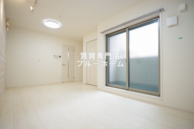 居室・リビング　10帖の明るい洋室！