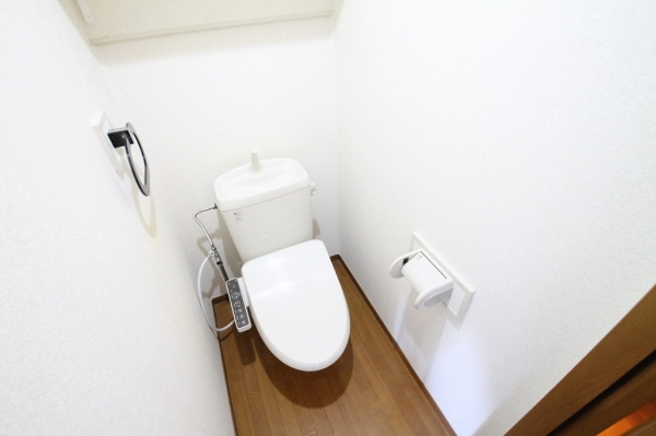 トイレ　温水シャワー付きトイレでいつでも快適です。