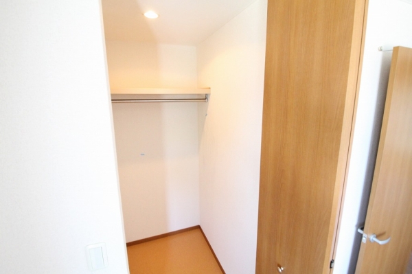 収納　パイプハンガーが設置されてます。コートやスーツ、洋服の収納◎