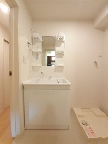 洗面設備　明るい洗面所です