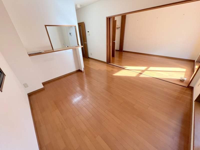 居室・リビング　カウンターキッチン付のリビングです。