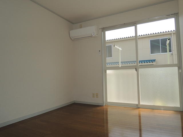 居室・リビング　フローリングには艶があります