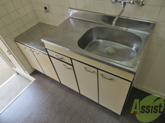 キッチン　キッチンはこちらです。流しが広くて使いやすそうです。