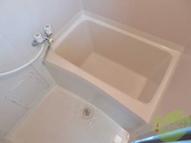 バス・シャワールーム　バスルームは狭すぎず、シャワーも浴びやすそうです。