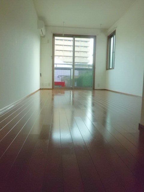 居室・リビング　最上階南向き日当たり良好の洋室９帖