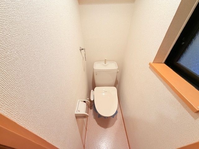 トイレ　同タイプの反転タイプの写真となります