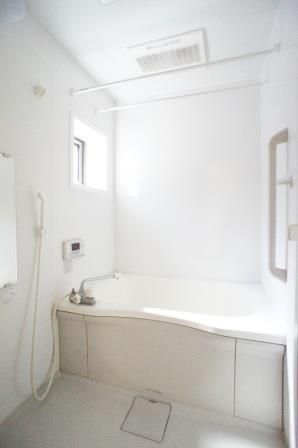 バス・シャワールーム　浴槽も広いのでくつろげます。窓もあります