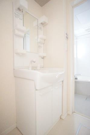 洗面設備　独立洗面台で、快適