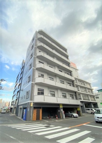 建物外観　高級感のあるタイル張り