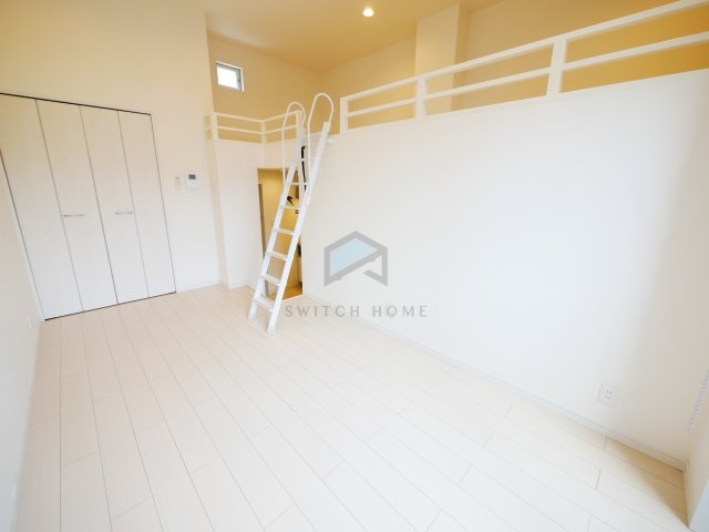 居室・リビング　ホワイトを基調とした内装、天井高く開放的な空間！