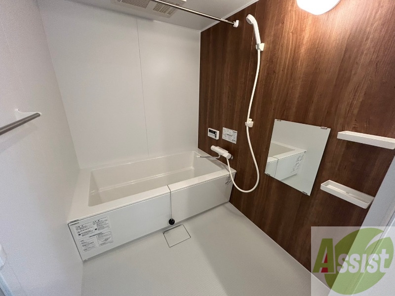 バス・シャワールーム　お風呂です。広々したバスでゆっくりくつろげます。