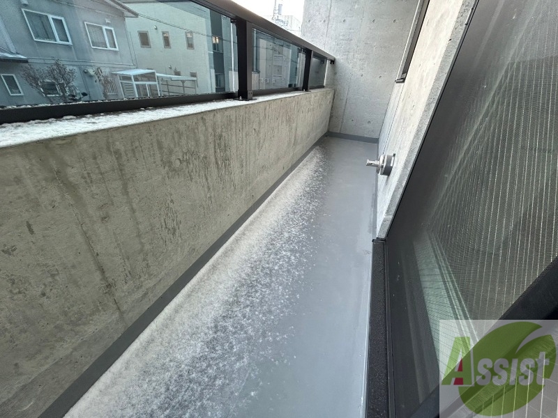 バルコニー　バルコニー。洗濯物がはかどりそうな広さがありますよ。