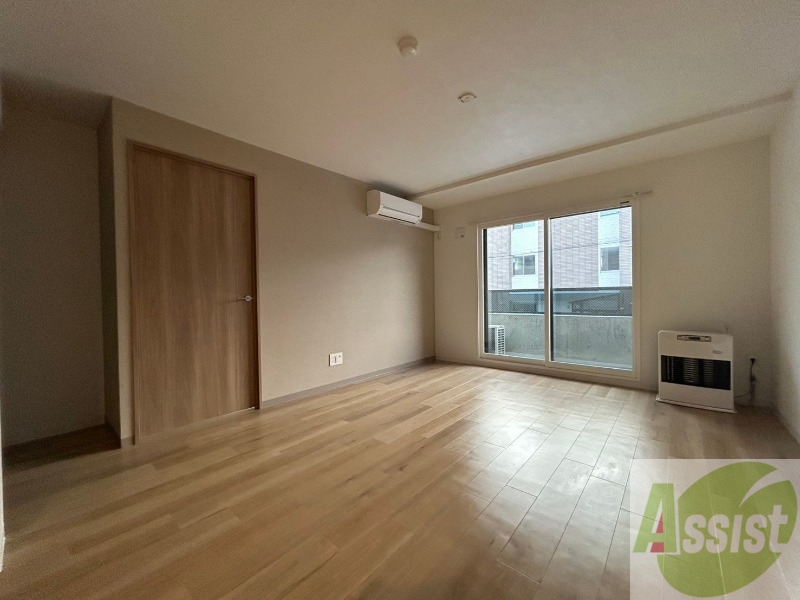 居室・リビング　日当たりが良くて心地よく過ごせそうなお部屋です。