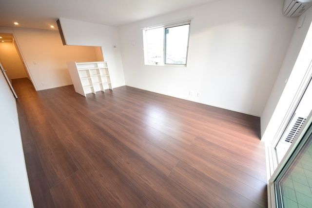 居室・リビング　二面採光の明るい角部屋　各階色調が異なります