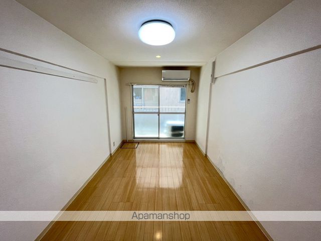 フォレスト真砂の居間写真