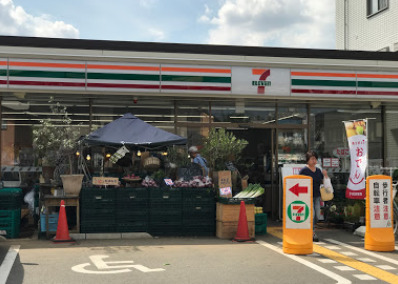 コンビニ　セブンイレブン 世田谷弦巻1丁目店（コンビニ）まで576m