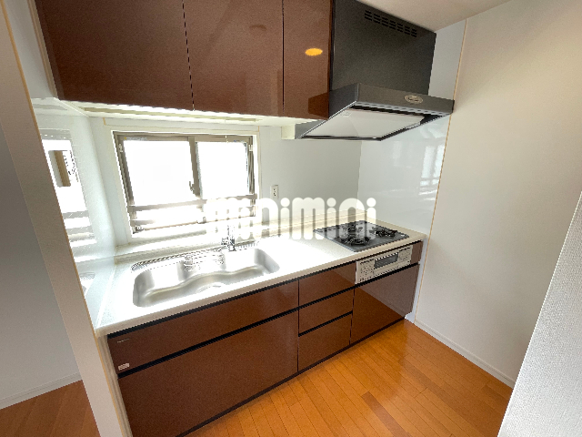 キッチン　３口ガスコンロ付きのシステムキッチンです。