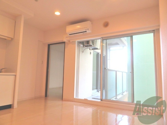 居室・リビング　白っぽい床でオシャレなお部屋ですね