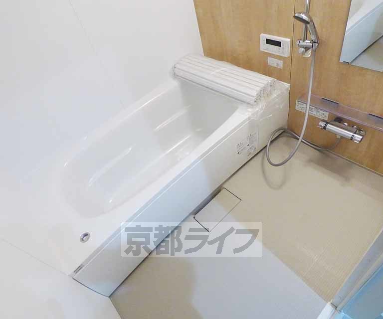 バス・シャワールーム　ゆったり大きめサイズの浴槽です。