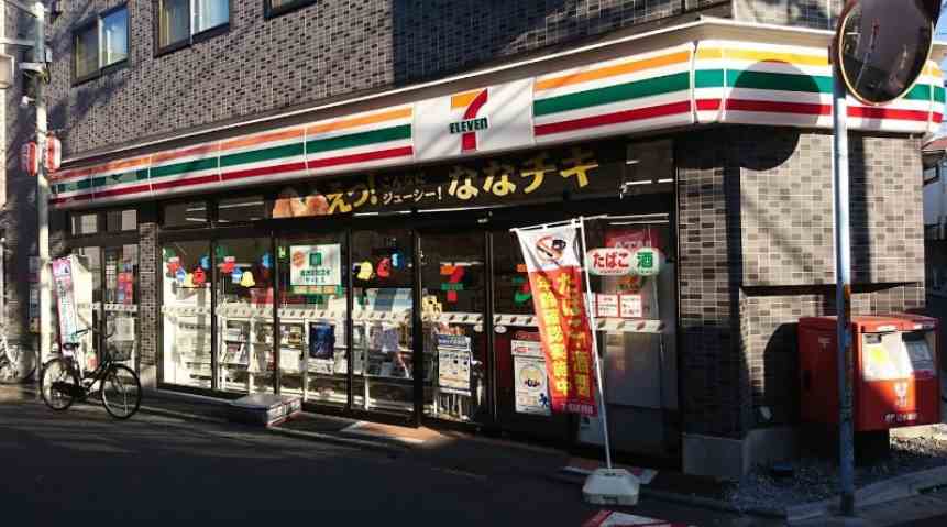 コンビニ　セブンイレブン（コンビニ）まで976m