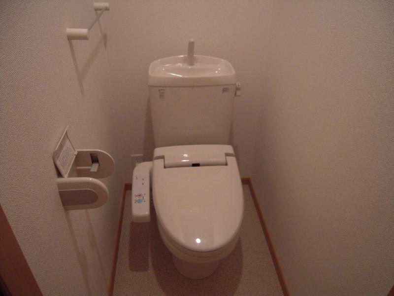 トイレ　ゆったりとしたトイレです　ウォシュレット付き