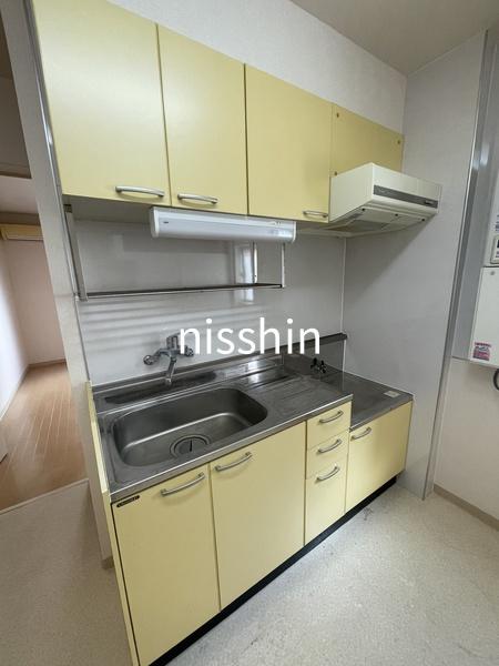 キッチン　退去前のため同間取り別部屋の参考写真です