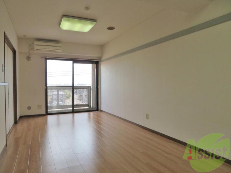 居室・リビング　広々としたＬＤＫ。パーティーでも開けそうです。