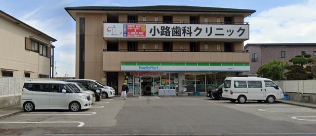 コンビニ　ファミリーマート　箕面白島（コンビニ）まで130m