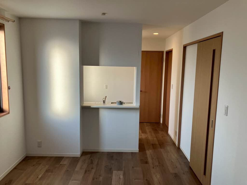 居室・リビング　リビングを眺める対面キッチンです。