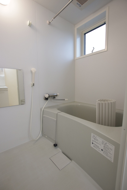 バス・シャワールーム　明るく換気に便利な小窓付きのバスルーム♪