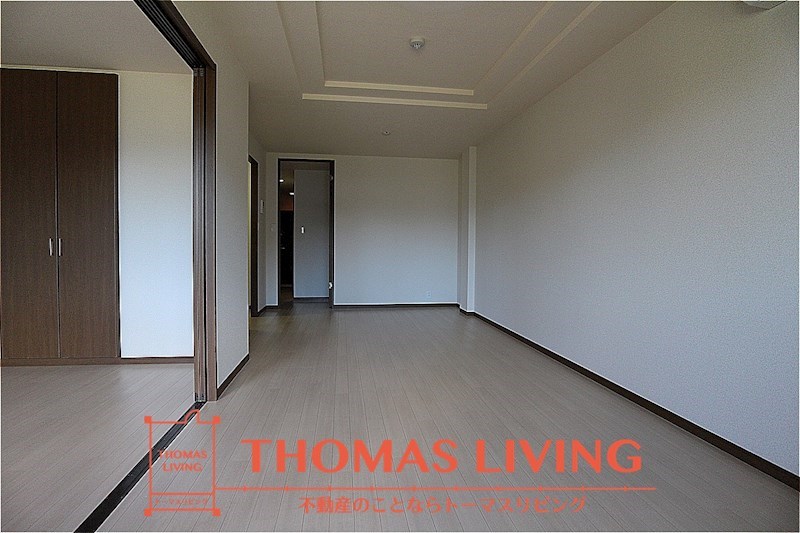 居室・リビング　角部屋なので出窓があります。