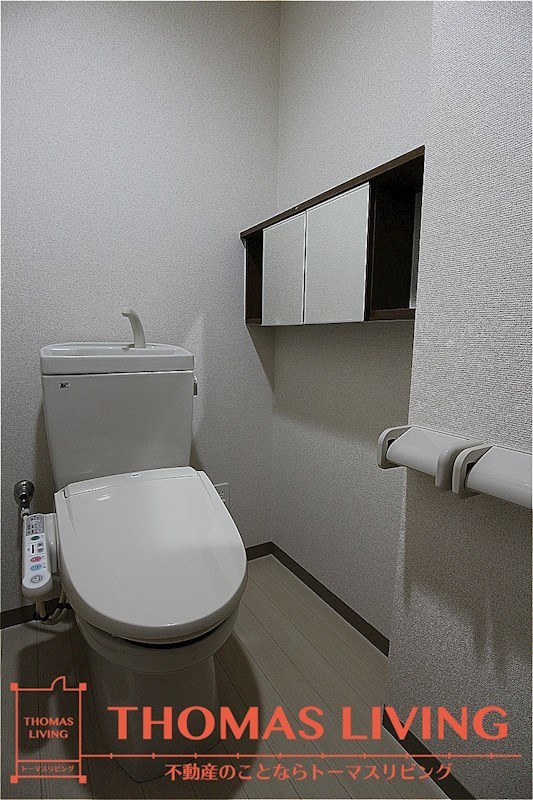 トイレ　温水洗浄便座付き。