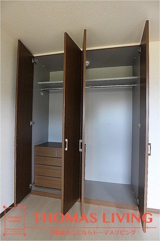 収納　ベッドルームの収納にはタンス付。