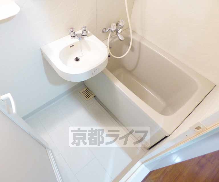 バス・シャワールーム　清潔感あるバスルーム