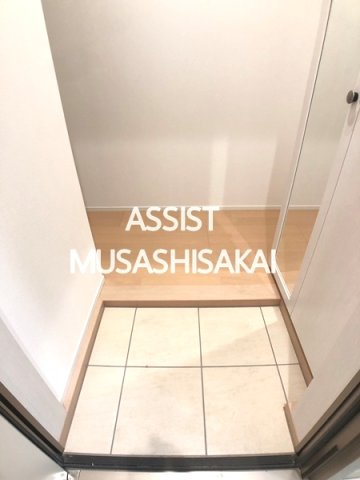 玄関　写真：設備同仕様の参考写真です