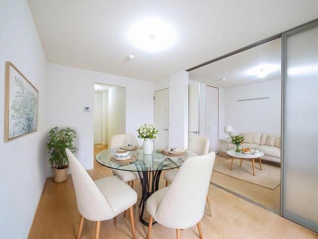 居室・リビング　CGで家具等を配置したもので家具等は含まれません