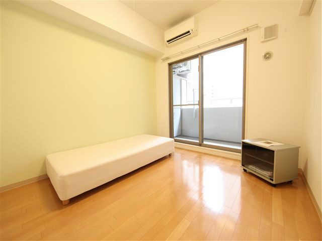 居室・リビング　洋室6.8帖　エアコン完備　南面バルコニー