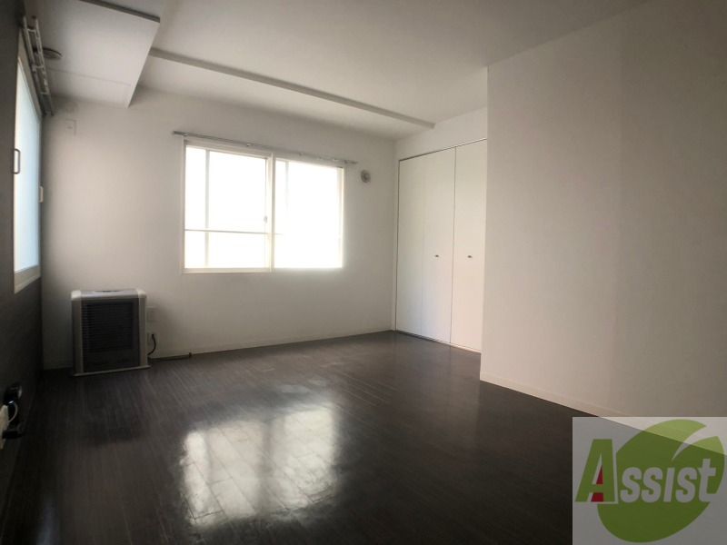 居室・リビング　１０．６帖の洋室です。広々として、きれいですね。