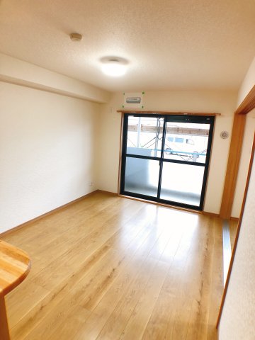 居室・リビング　10.2帖の広々としたLDK★写真は102号室の写真です★