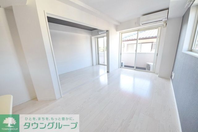 居室・リビング　白を基調とした明るい室内
