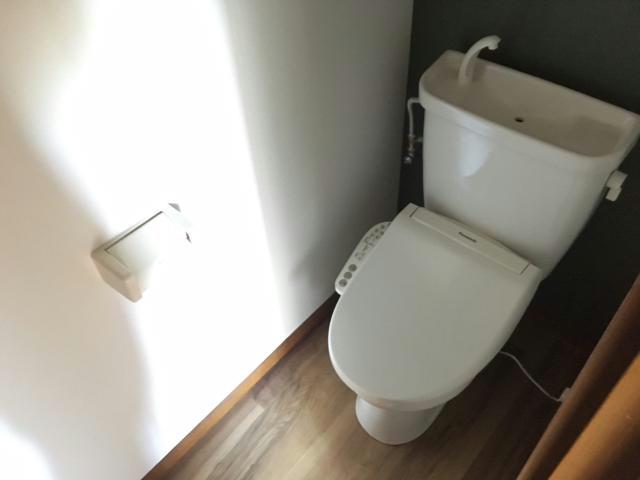 トイレ　温水洗浄便座です